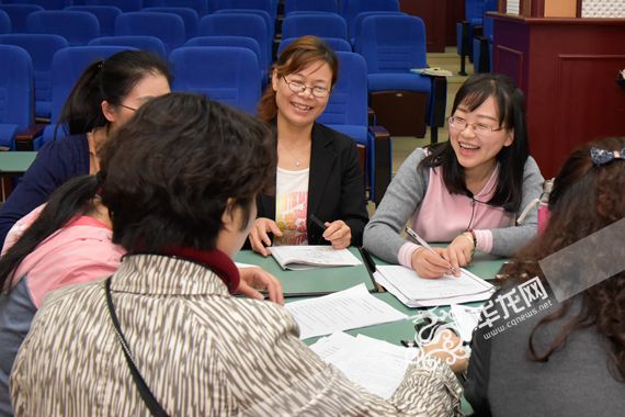 课后，与会教师愉快交流英语教学意见 周涛 摄.jpg