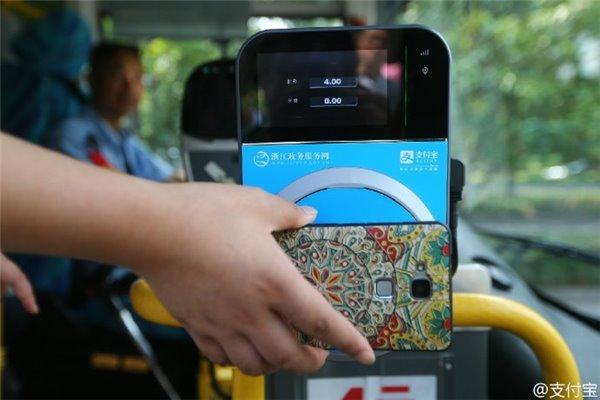 坐公交车都能用支付宝扫码，杭州“无现金社会”雏形已成