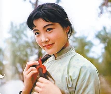 她比刘晓庆貌美,比巩俐性感,曾全裸出镜惹争议,今越老越有味