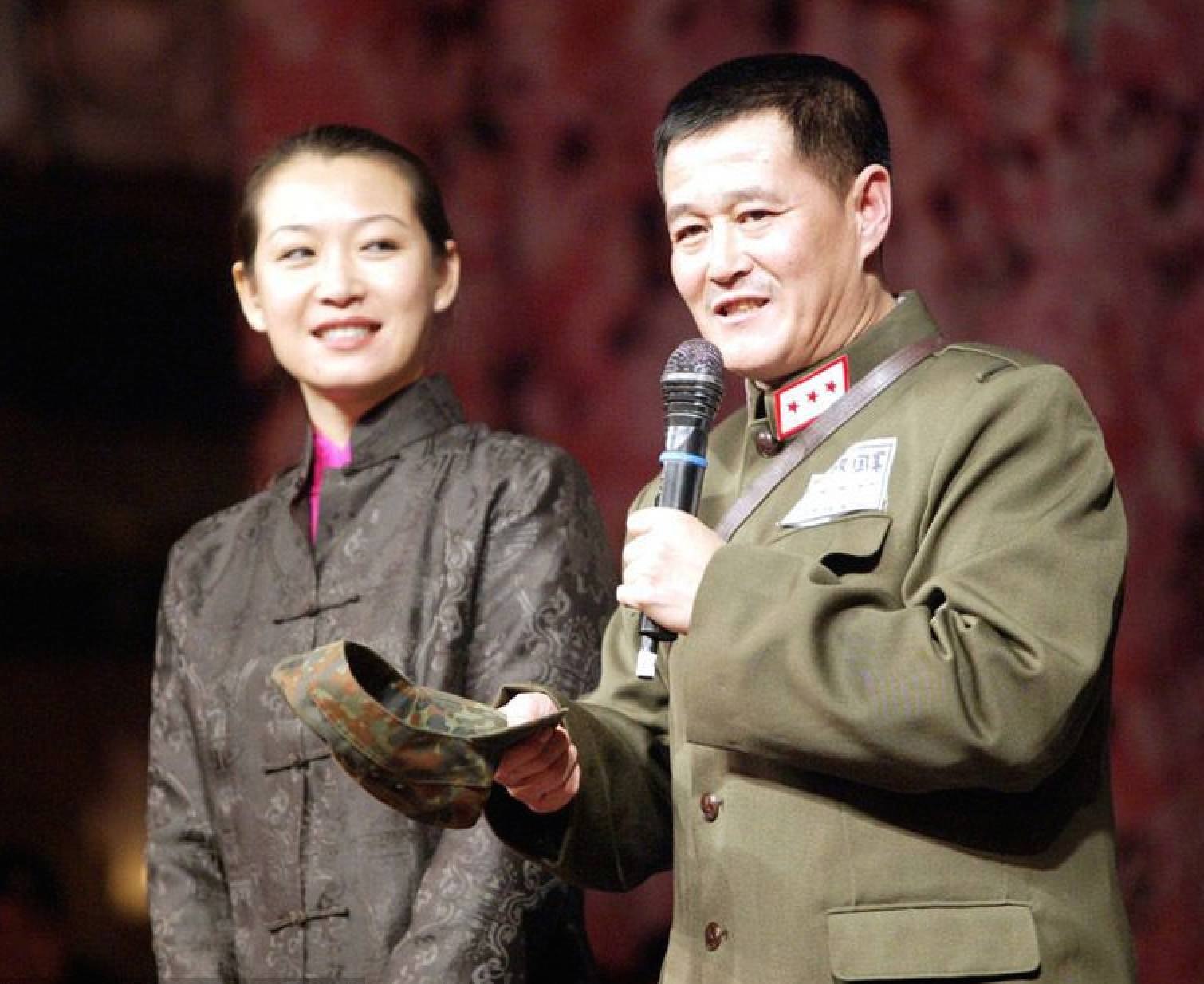 小s当着大s的面给姐夫汪小菲洗脚网友好尴尬