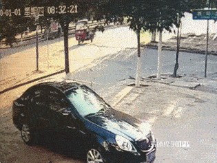 爆笑gif:孩子就是容易满足,这表情太幸福了