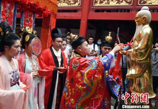 法师月老神前请赐姻缘红线 。 记者刘可耕 摄 法师月老神前请赐姻缘红线 。 记者刘可耕 摄