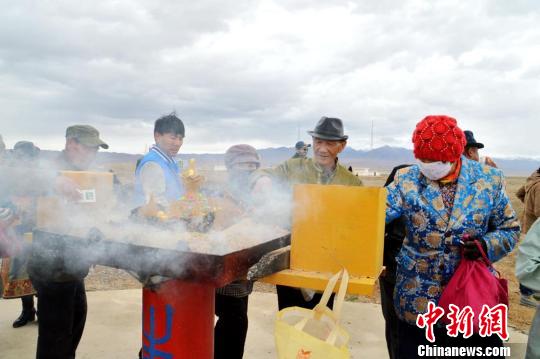 图为牧民们在敖包上煨桑。　佟格勒格 摄
