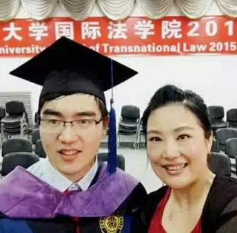 中国单亲妈妈花29年把重度脑瘫儿送进哈佛