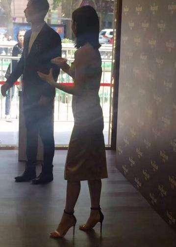 周冬雨穿透视装张雨绮礼服胸围太紧, 勒得喘不