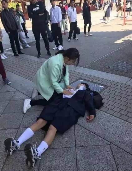中国护士东京街头救下女中学生，日本网友：中国人伟大