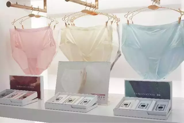 1真丝卖上百套,这条小时小酒店,每个妞都想要情趣v真丝内裤不好图片