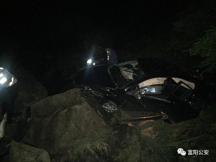 30米悬崖飞车坠落，昏迷6小时之后，杭州男子用最后的力气