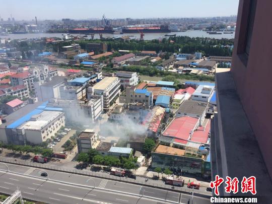 截至11时许,现场明火已被扑灭,火灾未造成人员伤亡。 网友供图 王子涛 摄