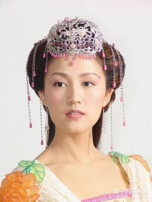 外柔内刚,温婉贤淑的文蔷的扮演者高露,剧中的古装扮相也是很美的