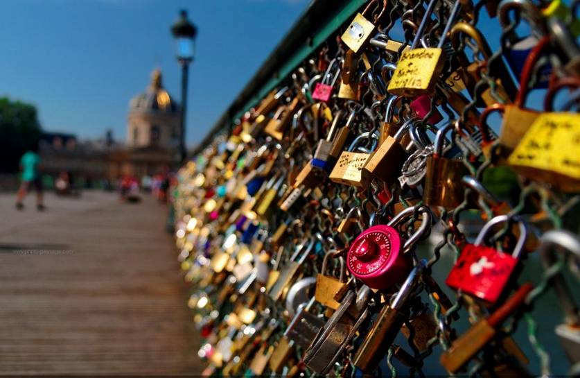 巴黎“爱情锁”将被拍卖，你可以给自己买点爱