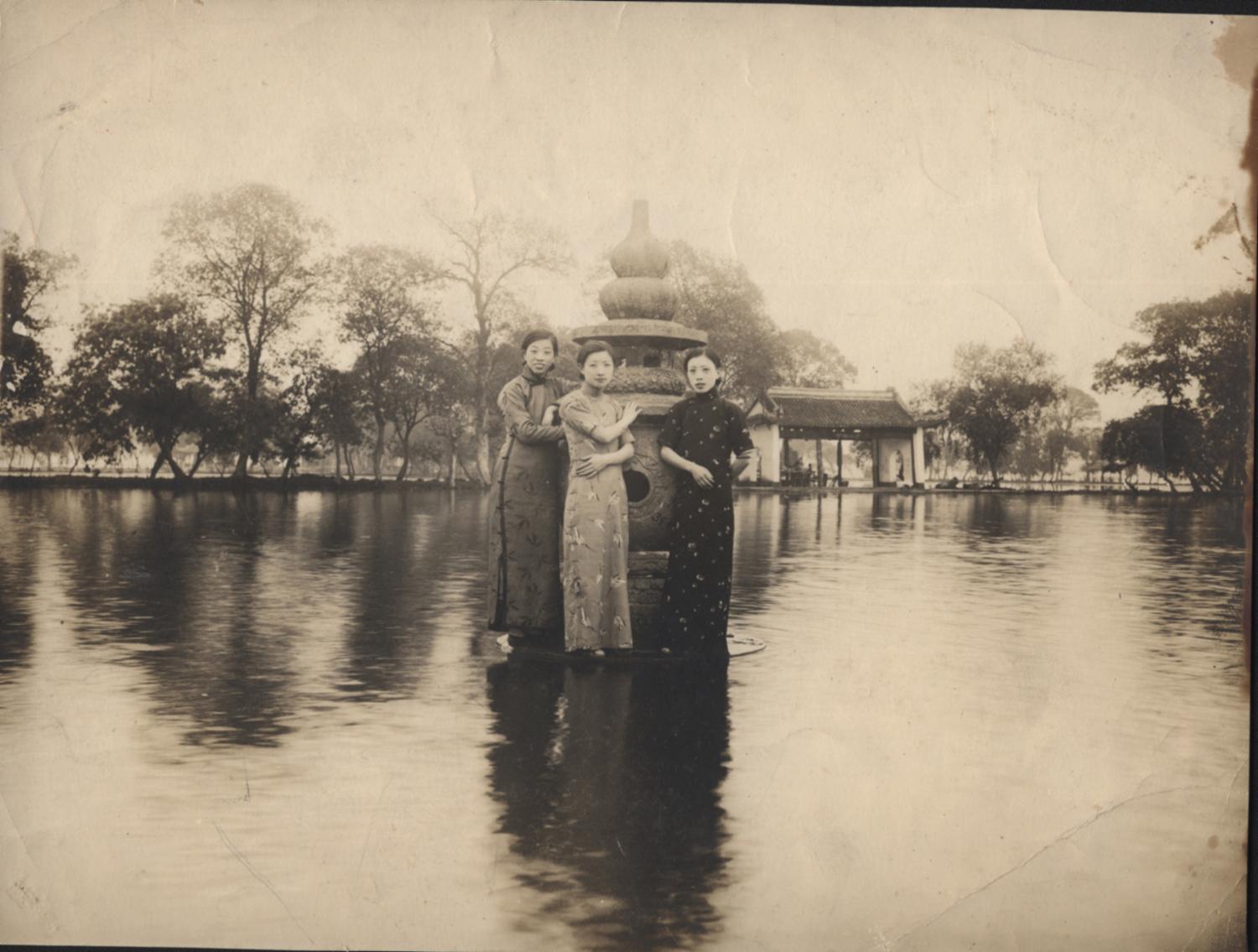 1920-1930年,站在西湖三潭映月上的三个旗袍美女 激活斋 供图