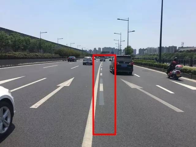白色虚实线,用于指示车辆可临时跨线行驶的车行道边缘,虚线侧允许车辆