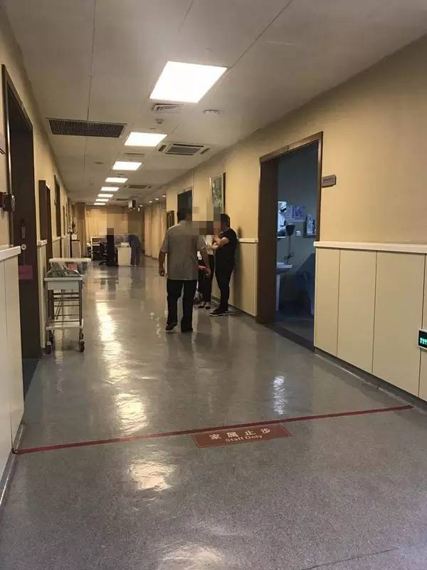 嘉兴新闻 图说嘉兴 > 正文   小伙子的朋友等在抢救室门口.