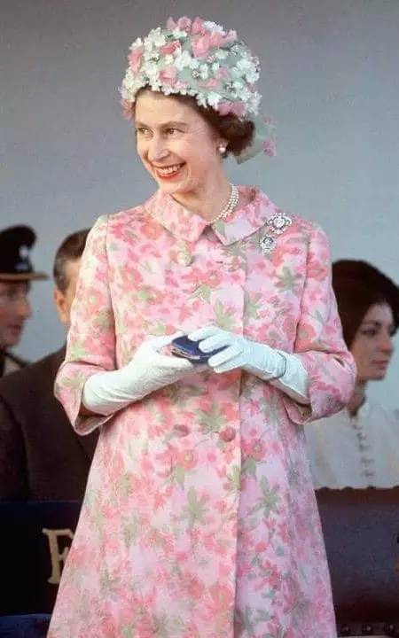 1967年,女王出访马耳他时身着粉色碎花外套及镶花帽.她比烟花绚烂.