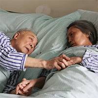 91岁的他和83岁的她，这样完成了此生最后的凝视和握手…
