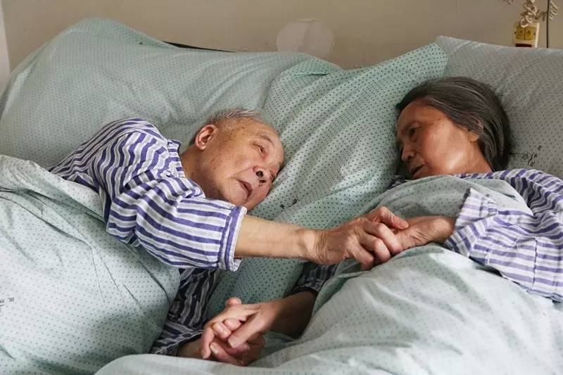让我再看你一眼！91岁的他与83岁的她，今生最后一次凝视…