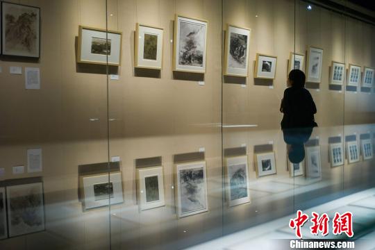 展览集中展出的郎静山的摄影作品。　泱波 摄