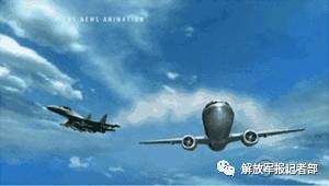 中国战机在美军机头上侧空翻，是这姿势！