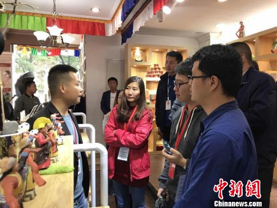 海外华文媒体代表在艺术品店内考察采访。　钟欣　摄