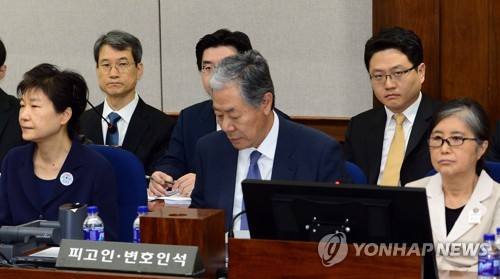 5月23日上午，在首尔中央地法第417号法庭，朴槿惠（左一）和她的闺蜜崔顺实（右一）坐在被告席上。（韩联社）