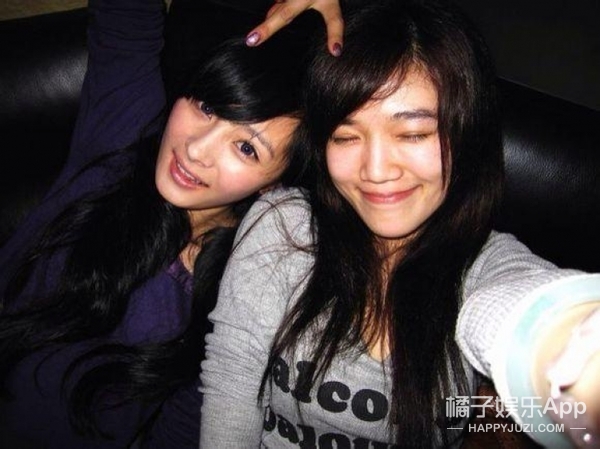 跟着十年前的杨幂学自拍，我们还get了她的美瞳和手机壳...