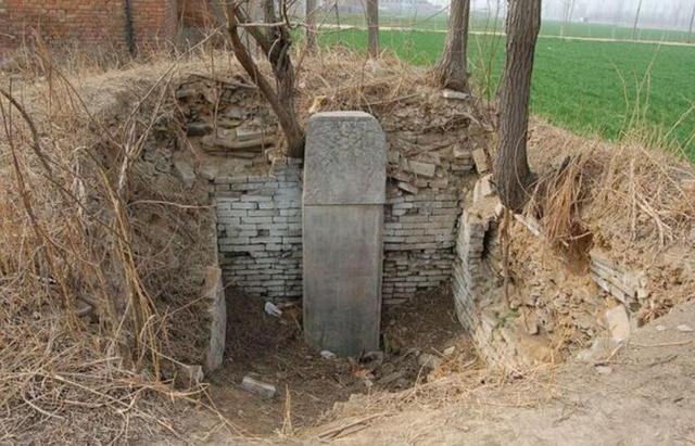 网友老屋后山挖出一些青砖 是古坟 难以断定有几百年历史