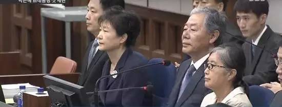 面容憔悴，朴槿惠戴着手铐被押上法庭受审