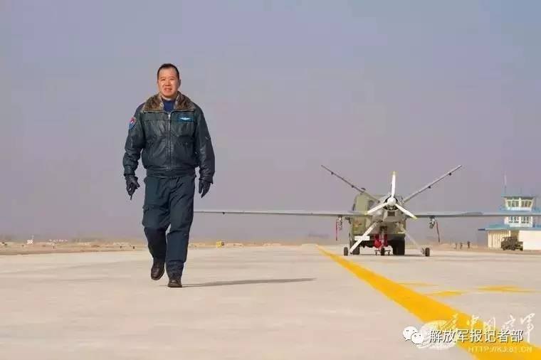 飞翔在大地上！空军首席无人机飞行员李浩速写