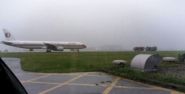 图片 突发！东航一航班大暴雨中降落香港机场冲出跑道