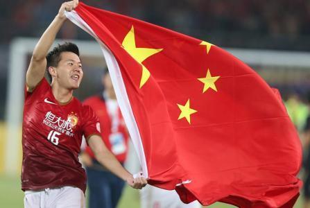 恒大中场暗藏一硬汉 锁喉港脚怒怼日本名将却