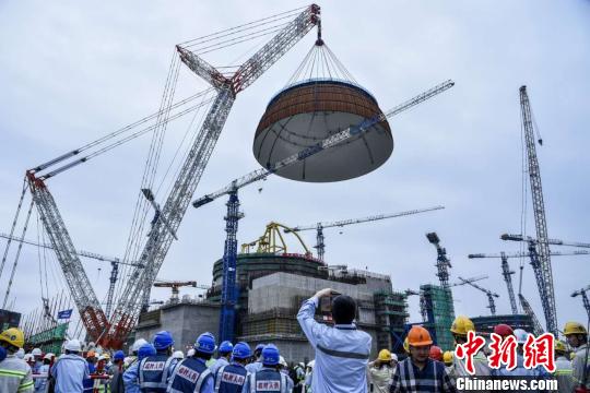 5月25日下午5时58分,中国自主三代核电“华龙一号”全球首堆示范工程――中核集团福清核电5号机组穹顶吊装成功,这标志着5号机组已全面进入设备安装阶段。 钟鹰 摄 5月25日下午5时58分,中国自主三代核电“华龙一号”全球首堆示范工程――中核集团福清核电5号机组穹顶吊装成功,这标志着5号机组已全面进入设备安装阶段。 钟鹰 摄