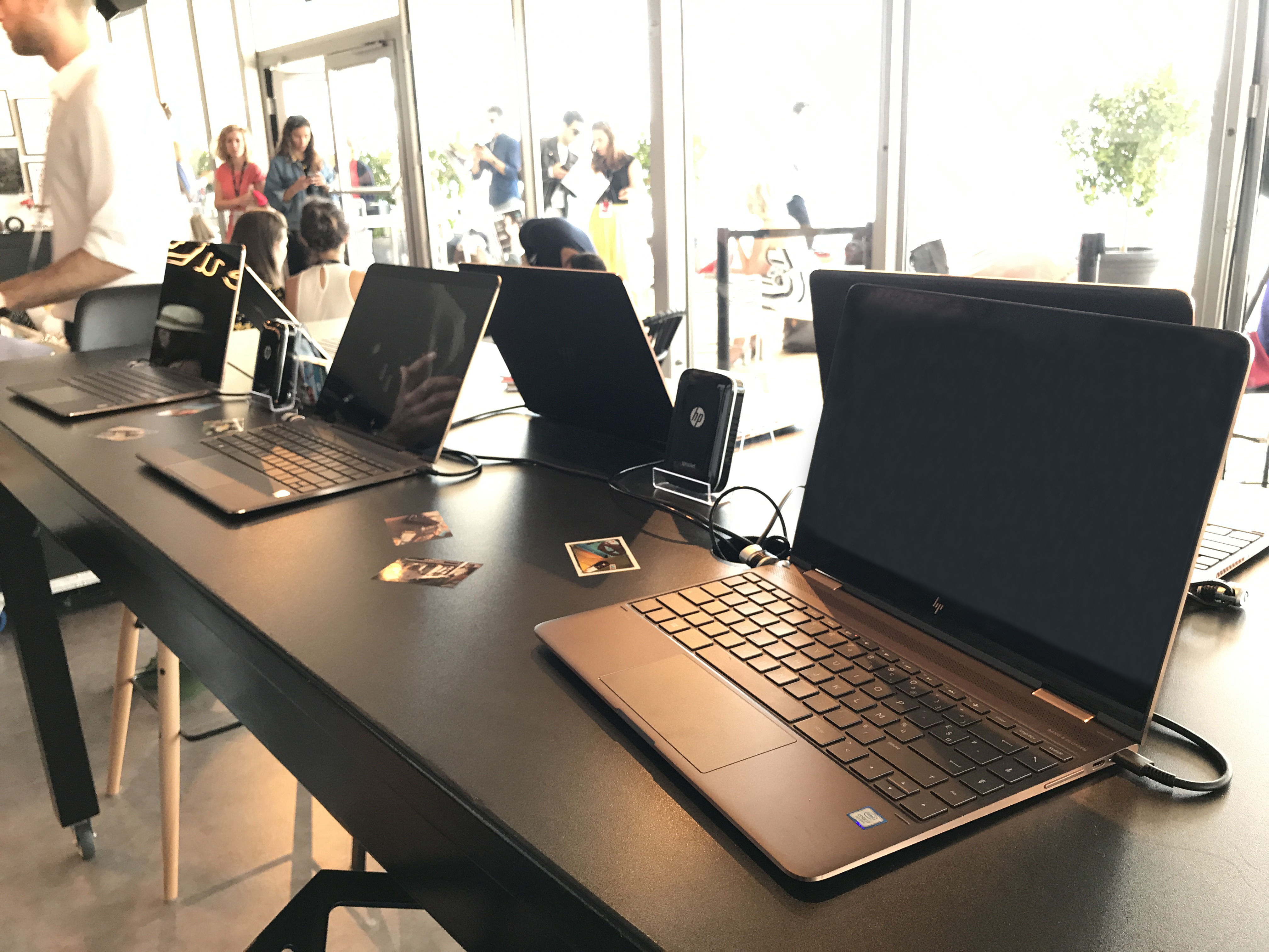 惠普幽灵HP Spectre x2二合一笔记本电脑在戛纳电影节现场.jpg