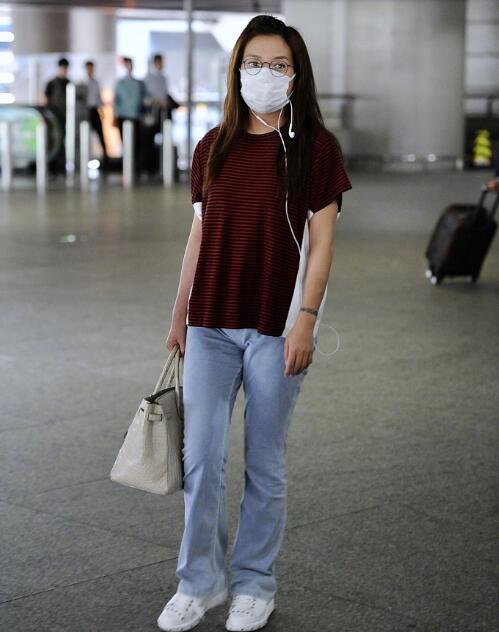 赵薇永远是路人 小燕子只有海珠格格赵薇真的是骨子里不爱打扮啊,生活能随意就随意