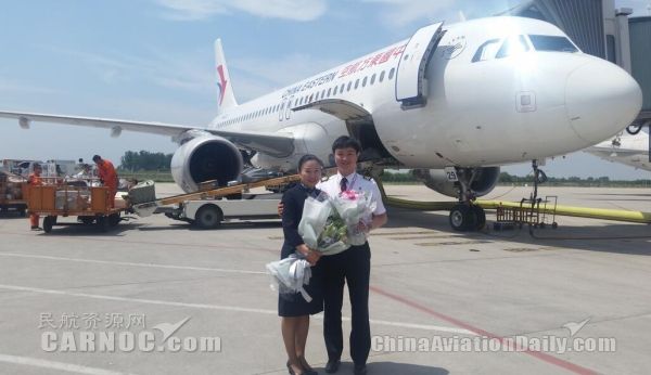 图片 东航安徽空姐告别蓝天生涯 飞行员儿子为其护航