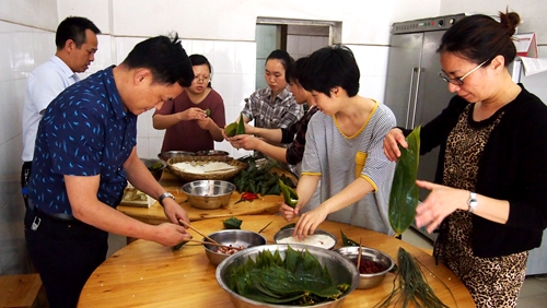 大足:职工包粽子活动 品味浓浓端午情