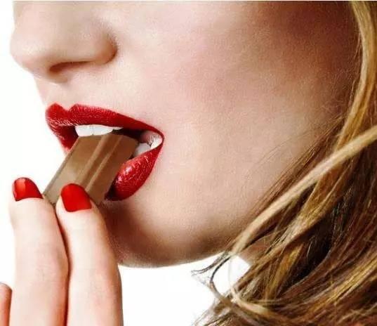 高一女孩疯狂减肥49斤，尝了一颗巧克力后开始暴饮暴食
