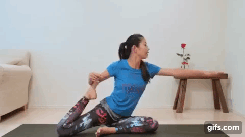 露出双腿的日子不远了!简单「拉筋大腿」压压筋,瘦出曲线双腿吧