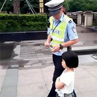 5岁小萌娃“负气”出走，警察使出一记绝招…