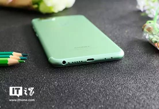 金立S10真机图赏:那一抹亮眼的樱草绿