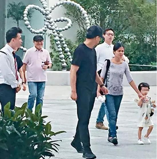 杨幂刘恺威对待女儿的方式差别大,双方粉丝怼