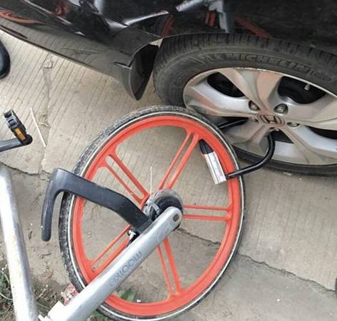 私家车轮上锁着一辆共享单车，想开锁得付400元！