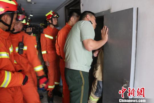 消防人员进入有限的空间救援。 何蒋勇 摄 消防人员进入有限的空间救援。 何蒋勇 摄