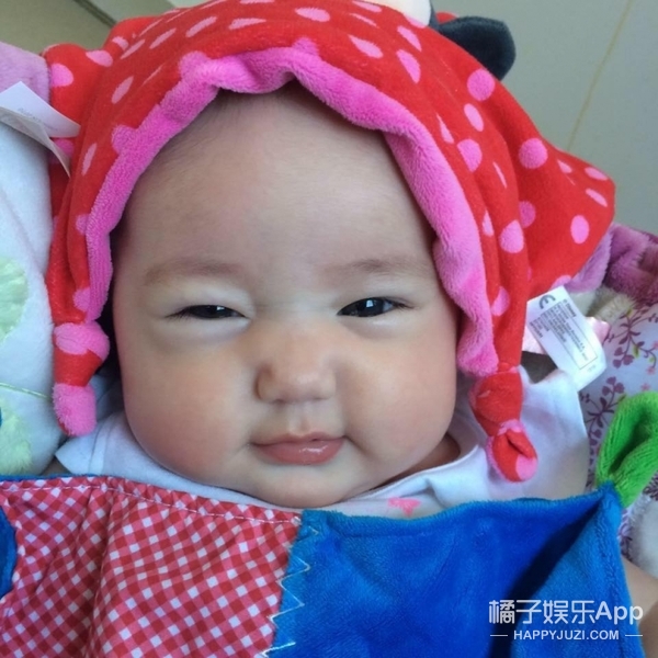 流量不多的小橘子看这里 视频的内容是一个妈妈给自己的宝宝清理鼻腔,太恶心的动图橘子君就不放了。。。 估计你会问,这么重口味的视频有啥好看的啊?主要是因为这个小宝宝太萌了!!! 她的整张脸圆圆的,眼睛又特别大,可以说这是一张萌娃界的网红脸了。 而且你们发现没,这个小姑娘长得和奥莉,还有贾静雯家的小咘咘有些神似。 果然可爱的宝宝长得都是一样~ 看到她对着镜头笑,橘子君真的好想把她偷回家! 报告,这里有人故意卖萌!! 作为一个看到萌娃就走不动道的怪阿姨,橘子君替你们扒到了这个小姑娘的Facebook