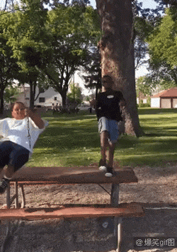 搞笑gif:有话好好说,别老是想占我便宜