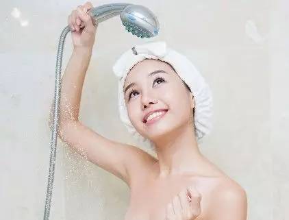夏天洗澡，到底先洗身子还是先洗头？很多人都做错了