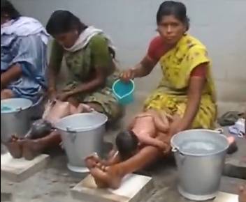 印度人给孩子洗澡，像洗衣服一样，看一遍笑一遍！
