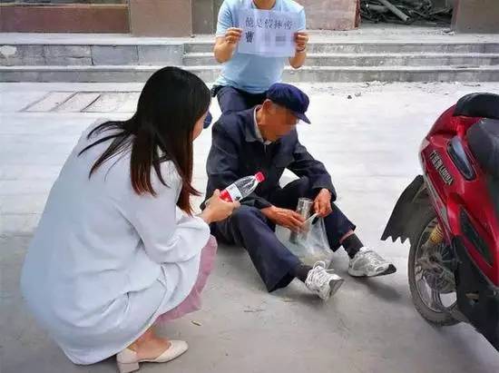 【什么情况】84岁老人摔倒路边不该管？网友：他的来路说出来你们都不信！