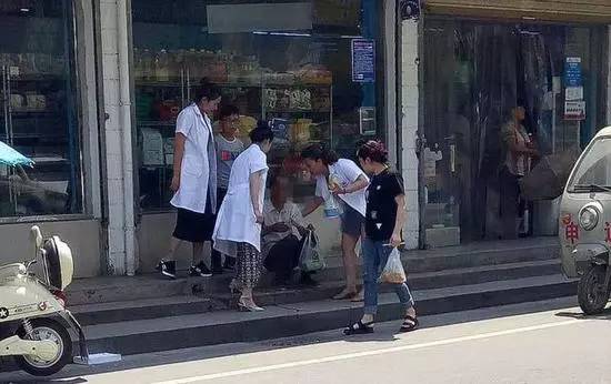 【什么情况】84岁老人摔倒路边不该管？网友：他的来路说出来你们都不信！