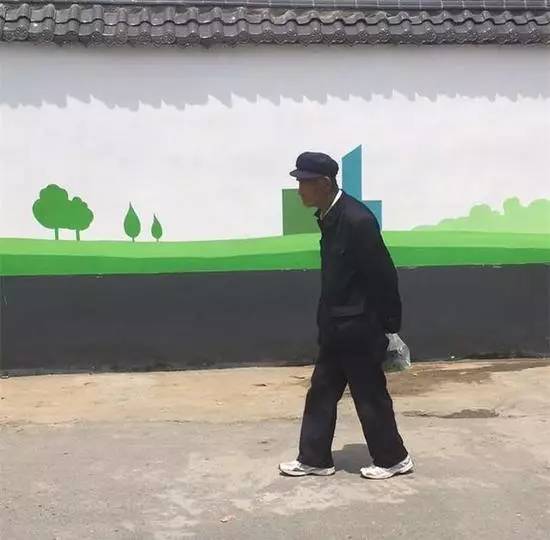 【什么情况】84岁老人摔倒路边不该管？网友：他的来路说出来你们都不信！